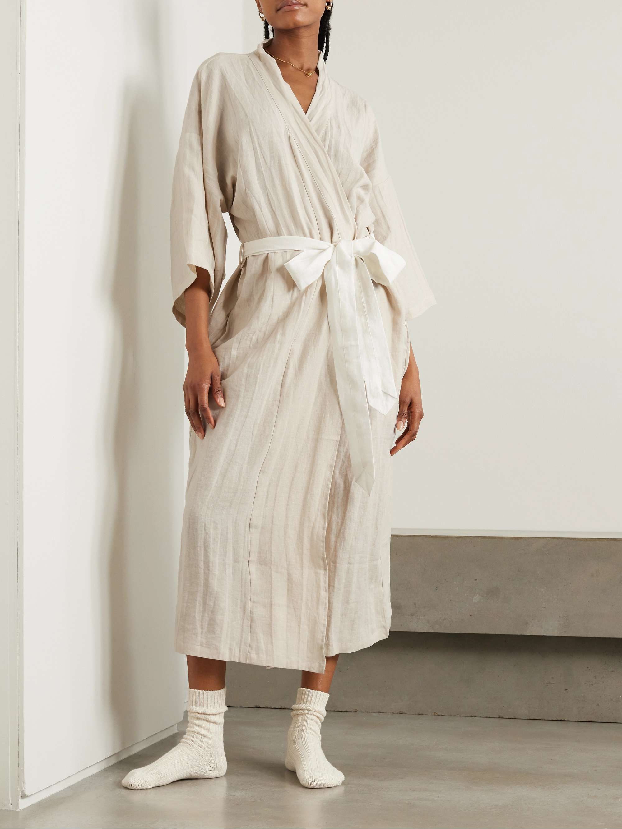 The 02 linen robe view