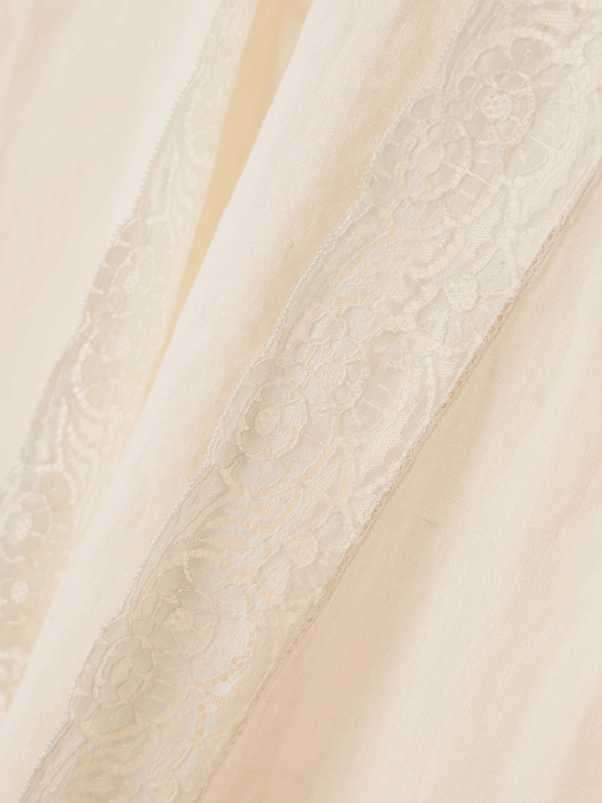 Colline lace-trimmed linen robe view