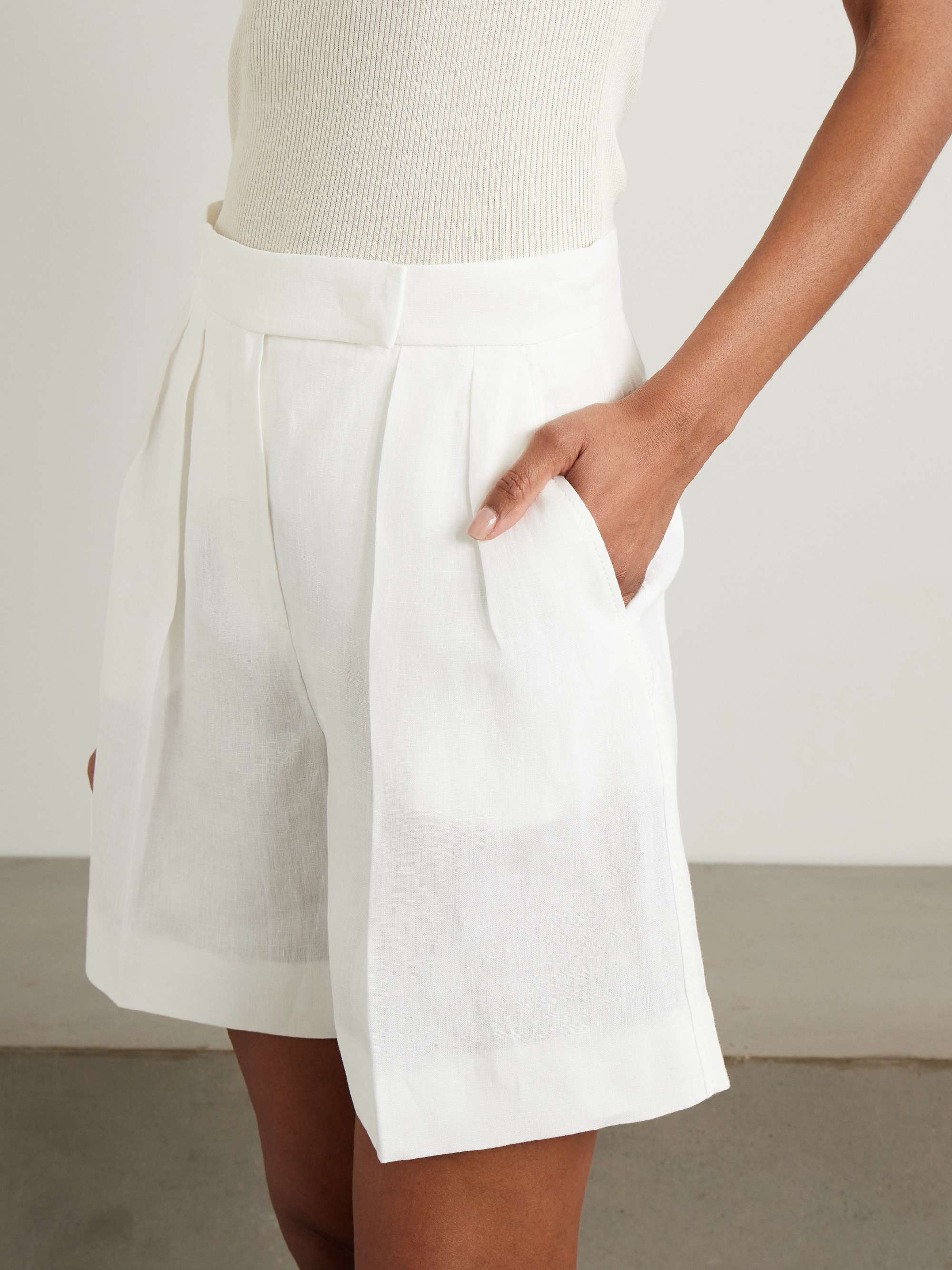 Dindy pleated linen straight-leg shorts view