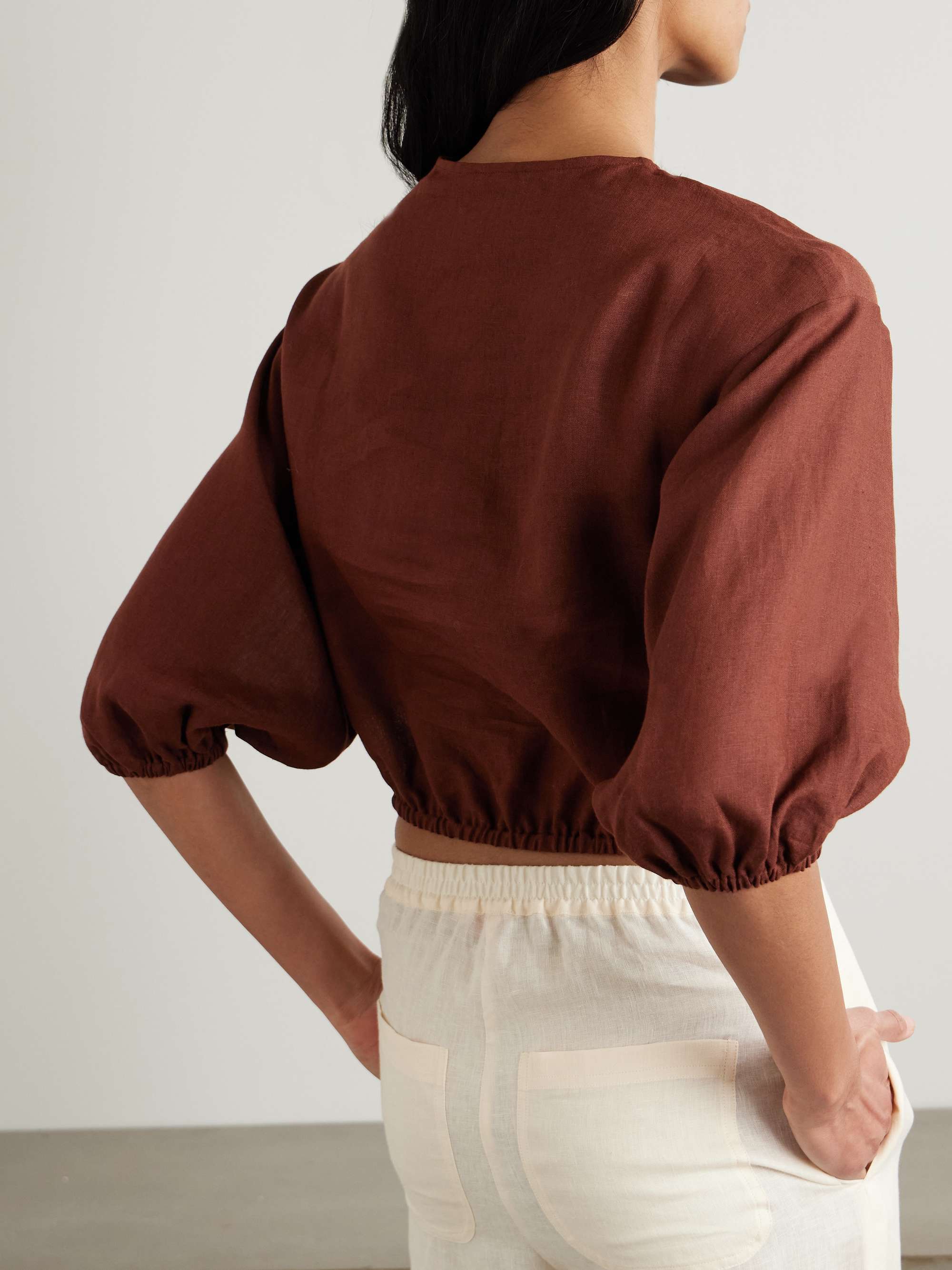 L'Intemporel Gracieux cropped gathered linen top view